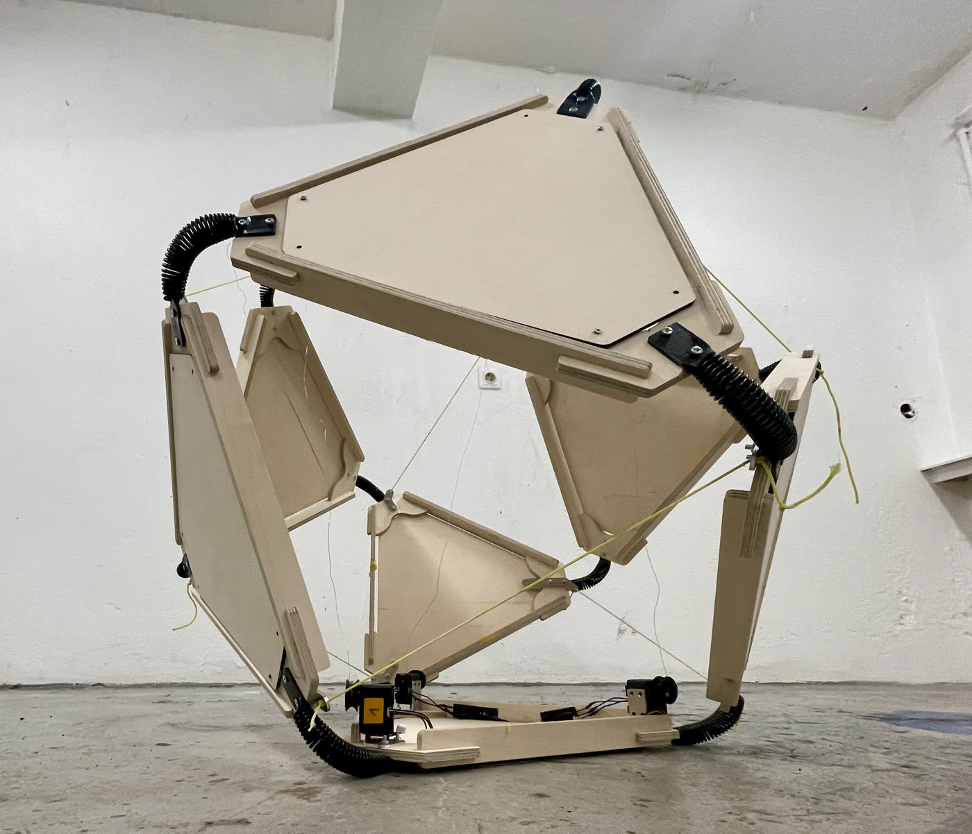 Florian Goeschke's un:fold: a plywood jitterbug-tensegrity sculpture of triangular panels held by strings